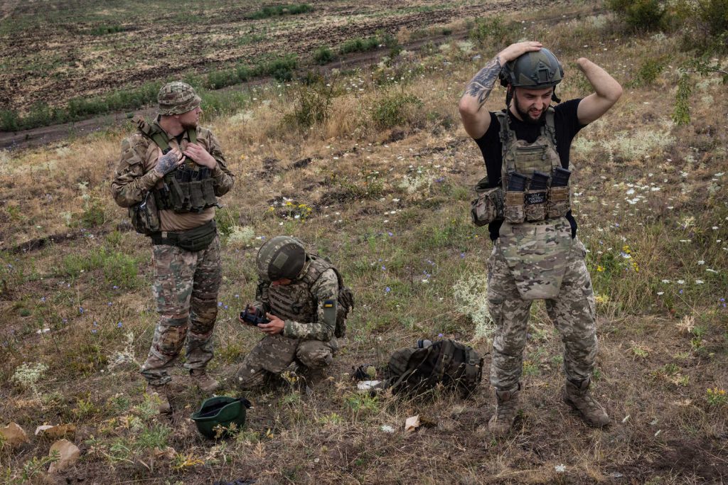 Ανατολική Ουκρανία: Ρώσοι στρατιώτες προσπαθούν να μεταφέρουν βαριά τραυματισμένο συμπολεμιστή τους