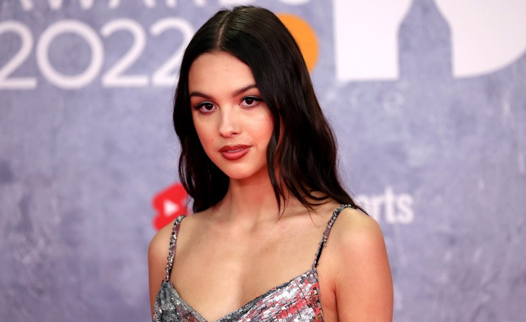 Ο.Ροντρίγκο: Η αποκαλυπτική εμφάνιση με κόκκινο κορμάκι στο φεστιβάλ Lollapalooza Chile (βίντεο)