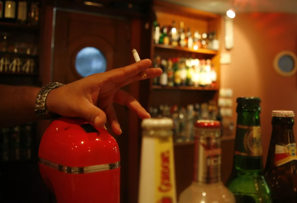 Χειροπέδες σε δύο άνδρες για τη μεταξύ τους διένεξη σε μπαρ – Ο ένας είναι αξιωματικός της ΓΑΔΑ