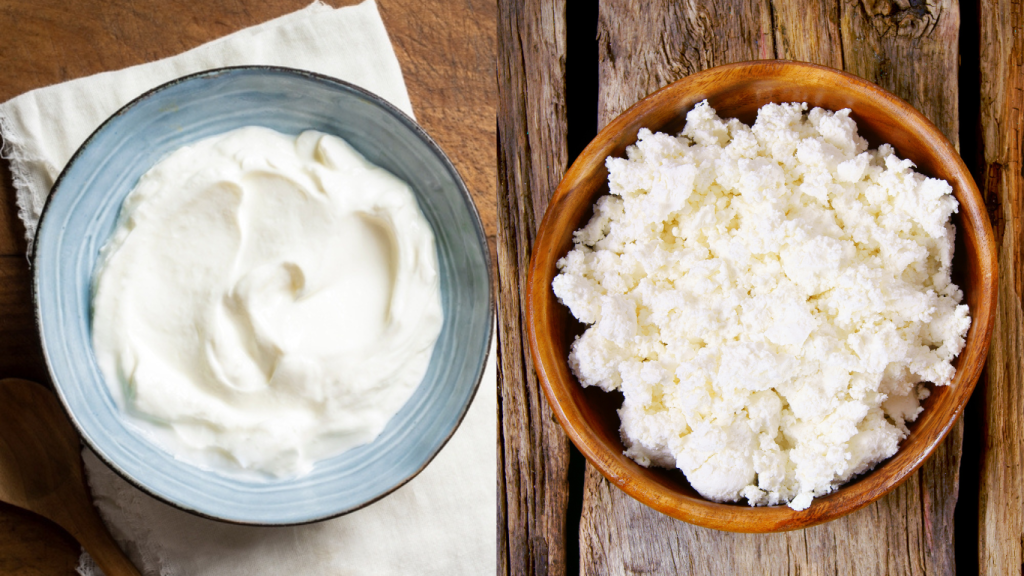 Γιαούρτι vs τυρί cottage: Ποιο είναι πιο υγιεινό; – Τα οφέλη για τον οργανισμό