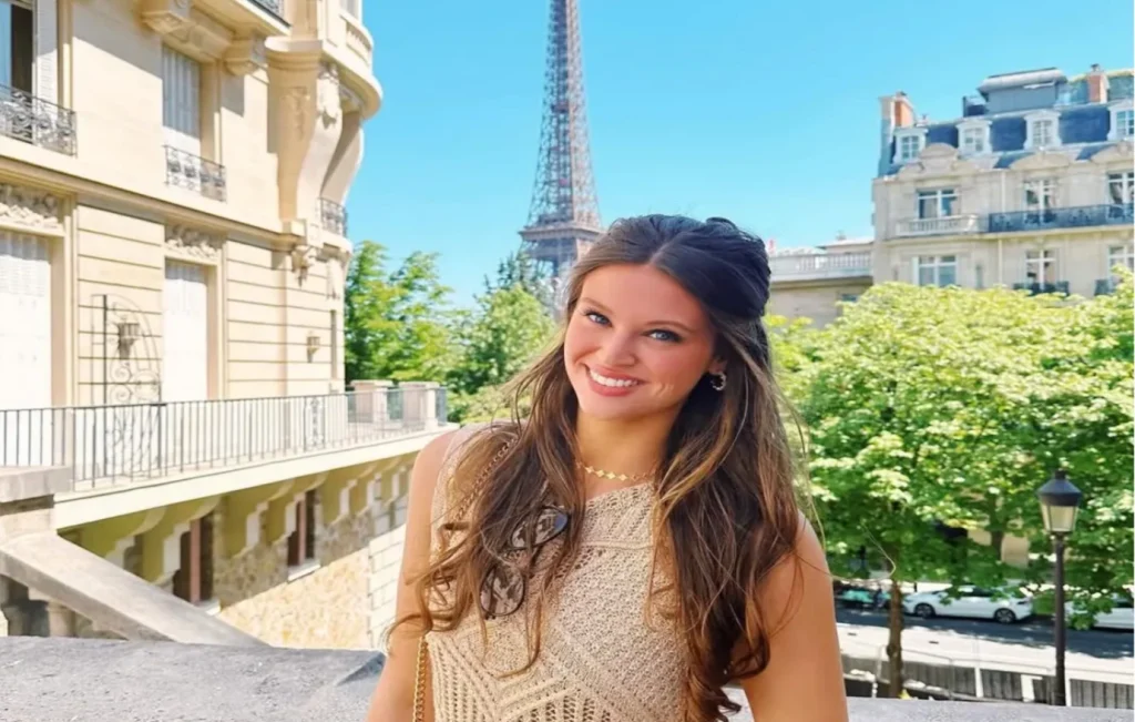 ΗΠΑ: Ξανά στο αστυνομικό τμήμα η καλλονή φοιτήτρια που έγινε viral μετά τη σύλληψή της – «Ξέρουμε τον αριθμό της;»