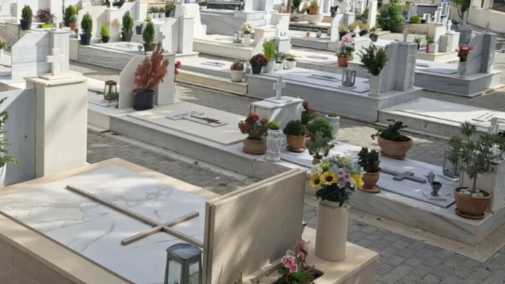 Πάτρα: Αυτοκίνητο «εισέβαλε» σε νεκροταφείο – Μεγάλες ζημιές