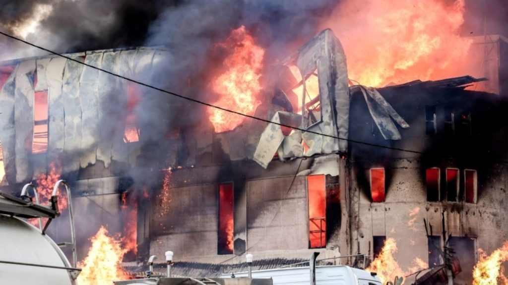 Ηράκλειο: Καταστράφηκε ολοσχερώς το εργοστάσιο ξυλείας – Οι πυροσβέστες προσπαθούν να τη θέσουν υπό έλεγχο (φωτο)