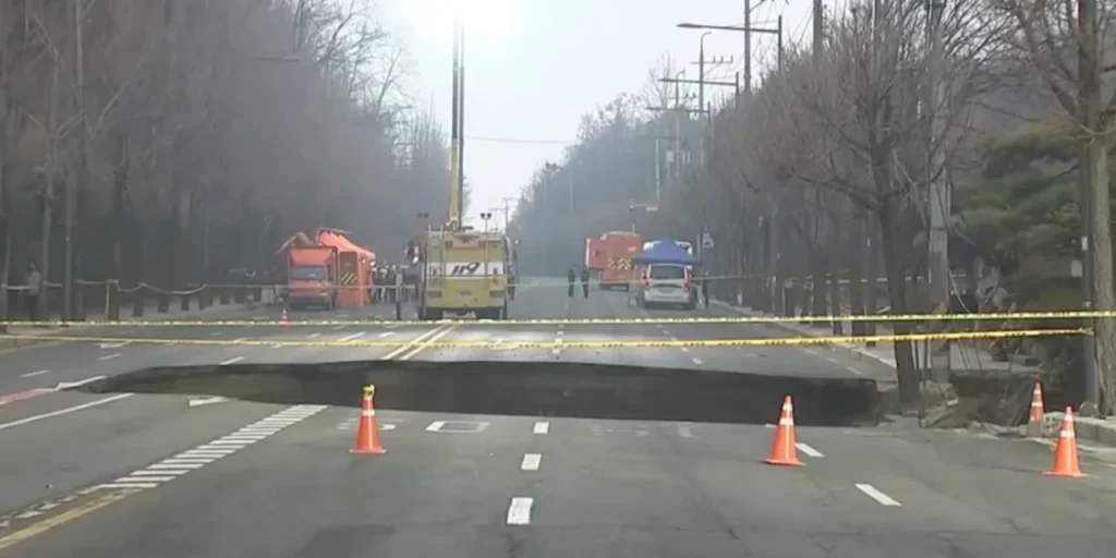 Νότια Κορέα: Η στιγμή που τεράστια τρύπα «ανοίγει» στη μέση του δρόμου και «καταπίνει» μοτοσικλετιστή (βίντεο)