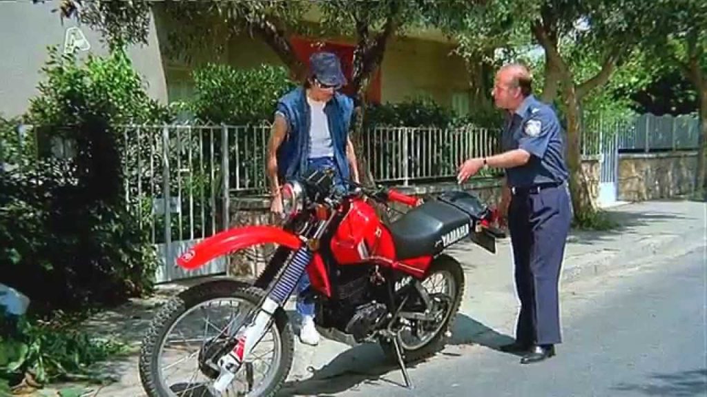 «Καμικάζι αγάπη μου»: To πλάνο που αποκαλύπτει ποιος ντουμπλάρει τον Σ.Ψάλτη πάνω στη μηχανή