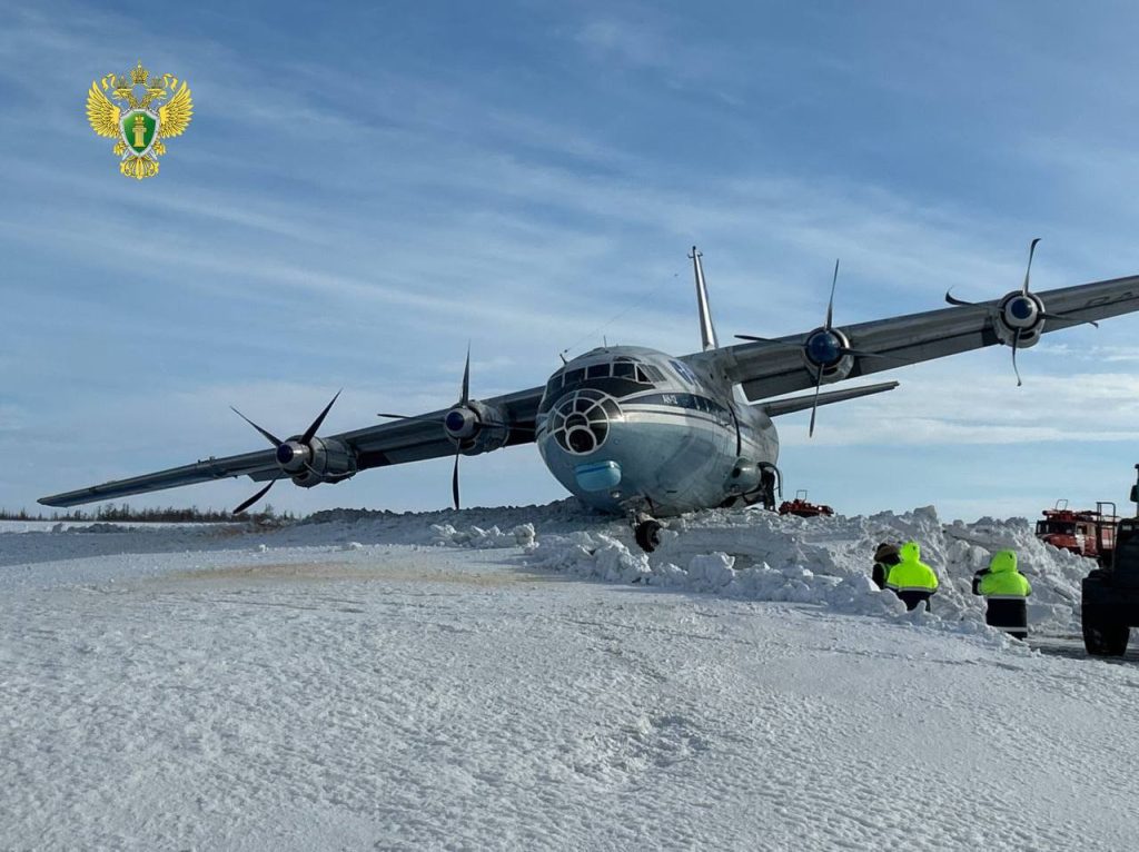 Ρωσία: Η στιγμή που Antonov An-12 «σκάει» στα χιόνια – Δεν άνοιξε ο μηχανισμός προσγείωσης (βίντεο)