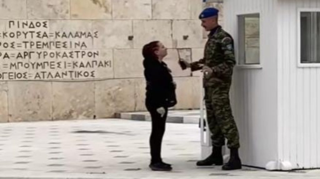 Yπάλληλος της Βουλής προσπάθησε να γράψει υβριστικά συνθήματα στο Μνημείο του Αγνώστου Στρατιώτη! (βίντεο)