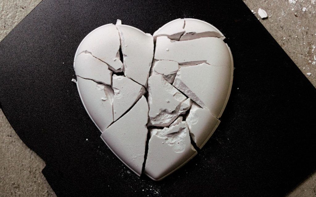 Σύνδρομο της ραγισμένης καρδιάς: Τι είναι και πώς μπορεί να βλάψει την υγεία μας