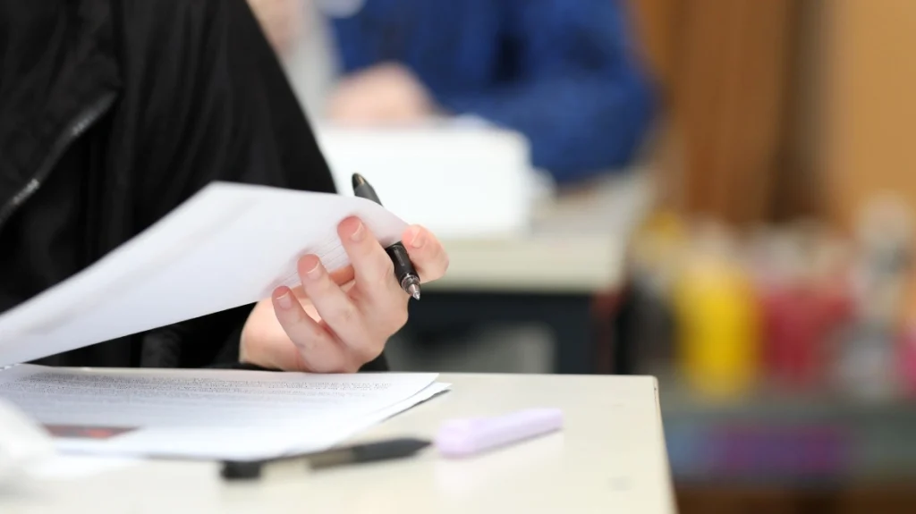 Ρόδος: Έβγαζαν πλαστά πτυχία αγγλικών για 1.200€ – Η εμπλοκή της προϊσταμένης της Πολεοδομίας