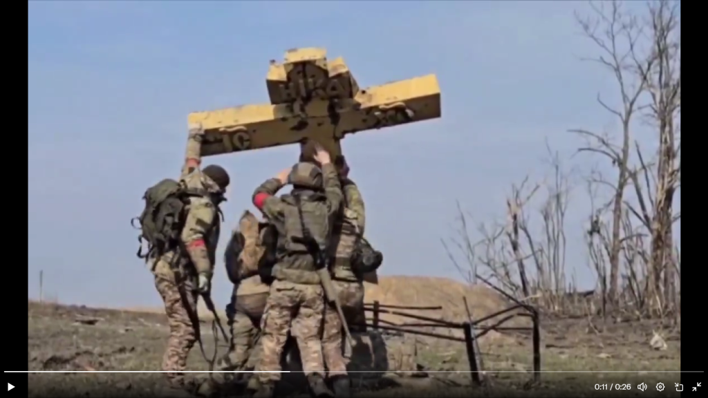 Ρώσοι στρατιώτες ξαναστήνουν σταυρό που είχαν γκρεμίσει οι Ουκρανοί στο Κουρσκ (βίντεο)