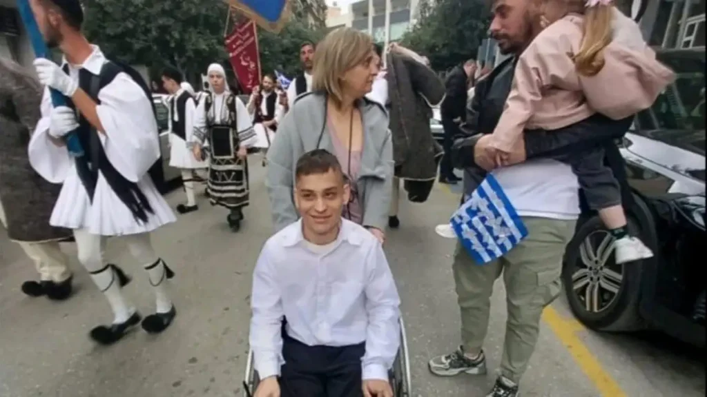 Λαμία: Μαθητής σηκώθηκε από το αναπηρικό καροτσάκι και παρέλασε – «Ήθελε να τιμήσει τη χώρα του» λέει η μητέρα του