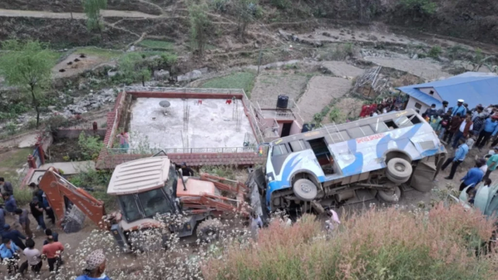 Πτώση λεωφορείου σε γκρεμό στο Νεπάλ: Τουλάχιστον 4 νεκροί και 20 τραυματίες (φωτο)