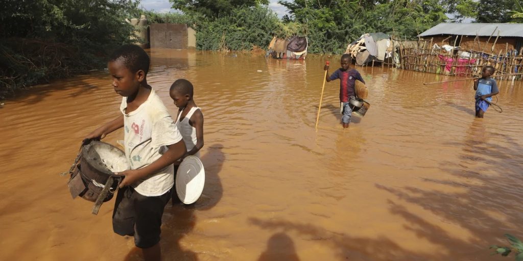 Πλημμύρες «σαρώνουν» την Καμπάλα: Toυλάχιστον 7 νεκροί (βίντεο)