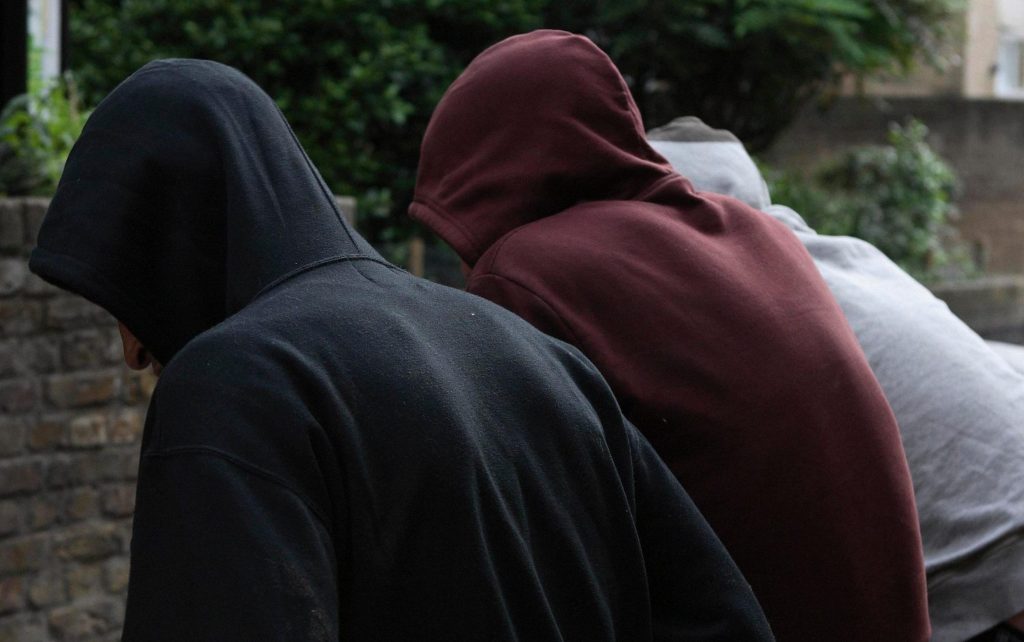 Καλλιθέα: Άγριος ξυλοδαρμός 18χρονου από ομάδα 15 ανηλίκων – Ήθελαν να του αποσπάσουν το κινητό τηλέφωνο