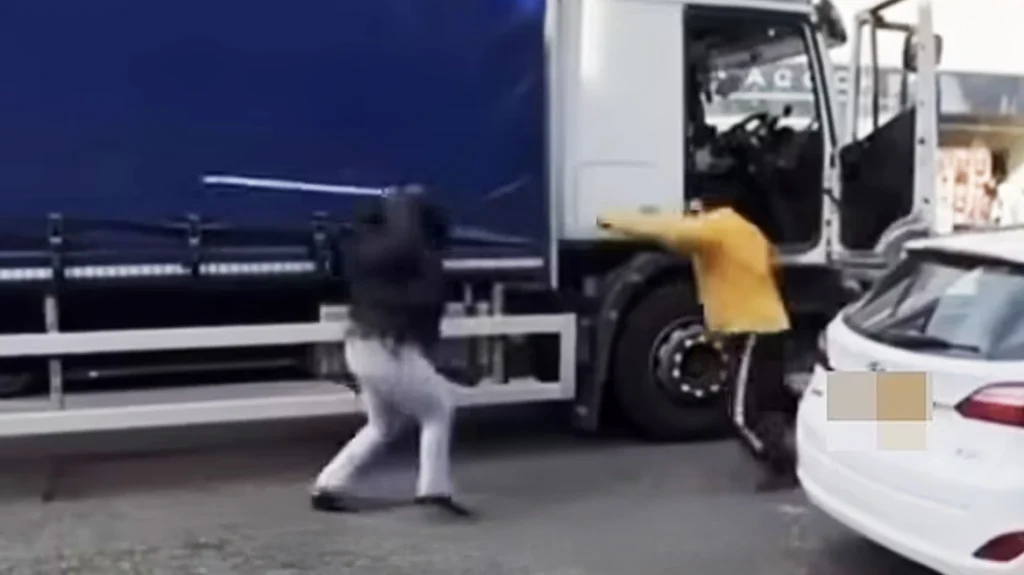 Μπέρμιγχαμ: Η στιγμή που γυναίκα χτυπά βίαια με… κοντάρι άνδρα στη μέση του δρόμου (βίντεο)