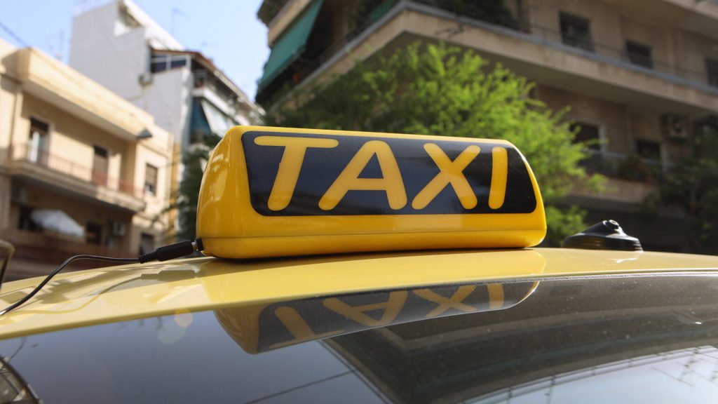 Εφιάλτης για ταξιτζή στη Θεσσαλονίκη: Παρίστανε τον πελάτη και τον απείλησε με σύριγγα για να τον ληστέψει