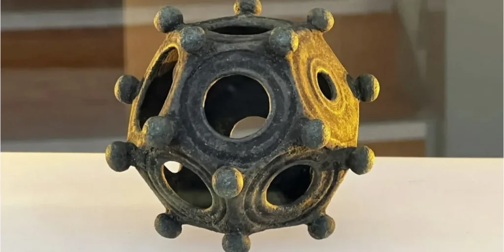 «Δωδεκάεδρο του Νόρτον»: Το αρχαίο «μυστηριώδες» αντικείμενο που αποτελεί «αίνιγμα» για τους ερευνητές (φωτο)