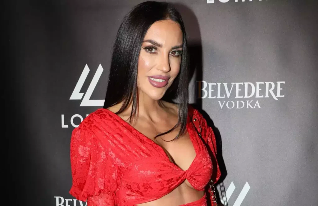 Η σέξι εμφάνιση της Ζ.Θεοδωροπούλου που προκάλεσε «εγκεφαλικά» στο κέντρο όπου εμφανίζεται ο Α.Ρέμος (φωτο)