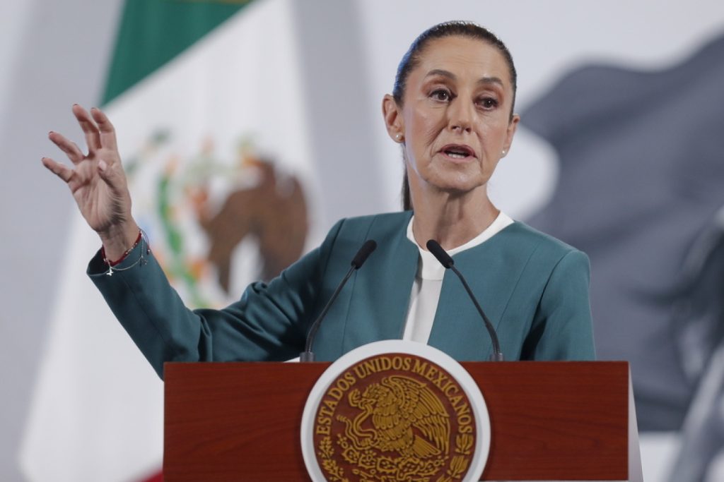Η πρόεδρος του Μεξικό «απειλεί» τις ΗΠΑ με αντίποινα δασμών αν και εξάγει προς εκεί το 32% των όσων κατασκευάζει!