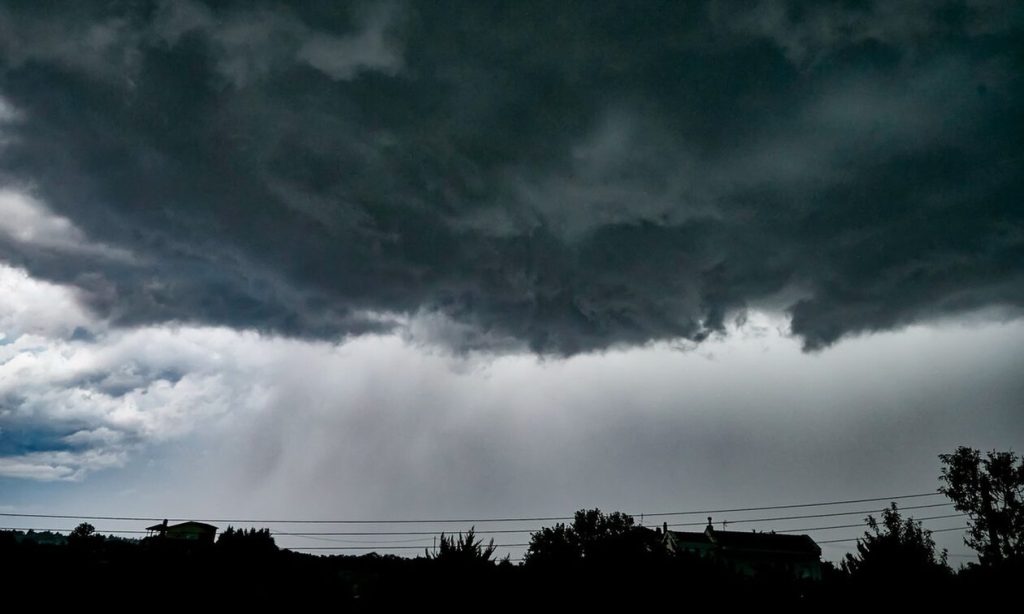 Ο καιρός σήμερα: Νεφώσεις, τοπικές βροχές και μικρή πτώση της θερμοκρασίας – Η πρόγνωση της ΕΜΥ