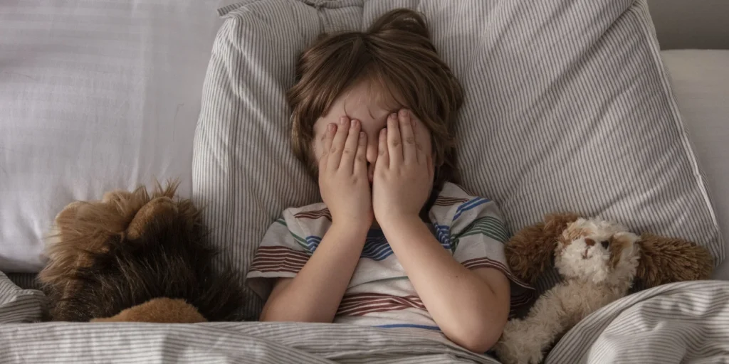 Κάνσας: Μπέιμπι σίτερ κοίταξε για «τέρατα» κάτω από το κρεβάτι παιδιού και βρήκε… έναν άνδρα κρυμμένο 