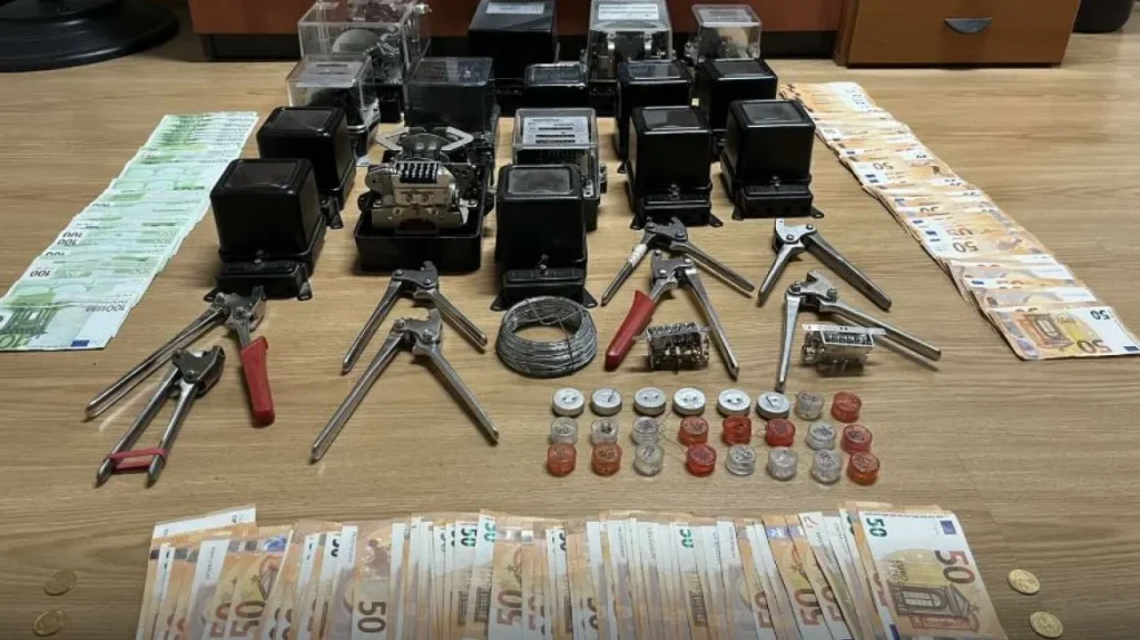 Πείραζαν τα ρολόγια της ΔΕΗ με σκοπό τη ρευματοκλοπή – Συνελήφθησαν 5 άτομα στην Αττική