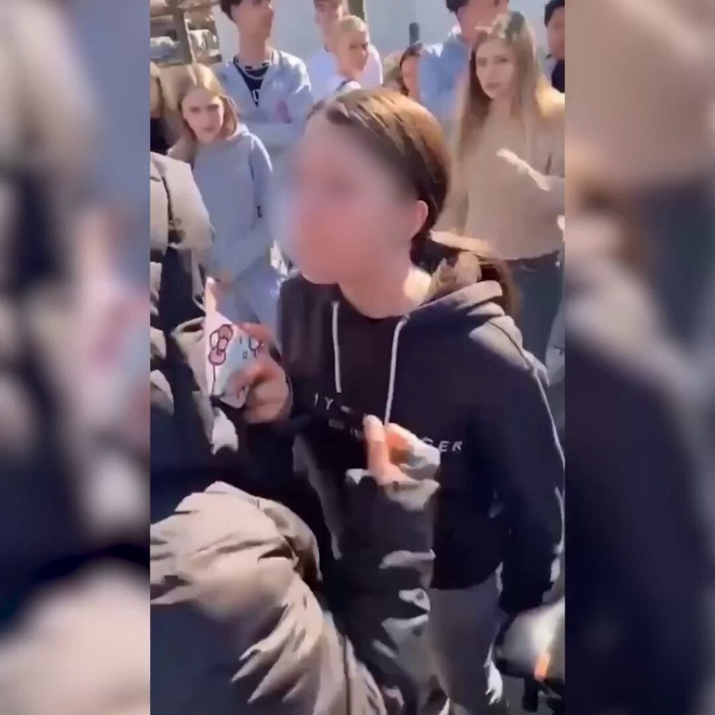 Βίντεο: Μουσουλμάνες με μαντίλες ξυλοκοπούν μία Βελγίδα έφηβη στο σχολείο