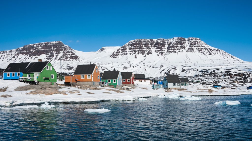 Συμφωνία για κυβέρνηση ευρείας πλειοψηφίας στη Γροιλανδία από τα κόμματα των 57.000 κατοίκων