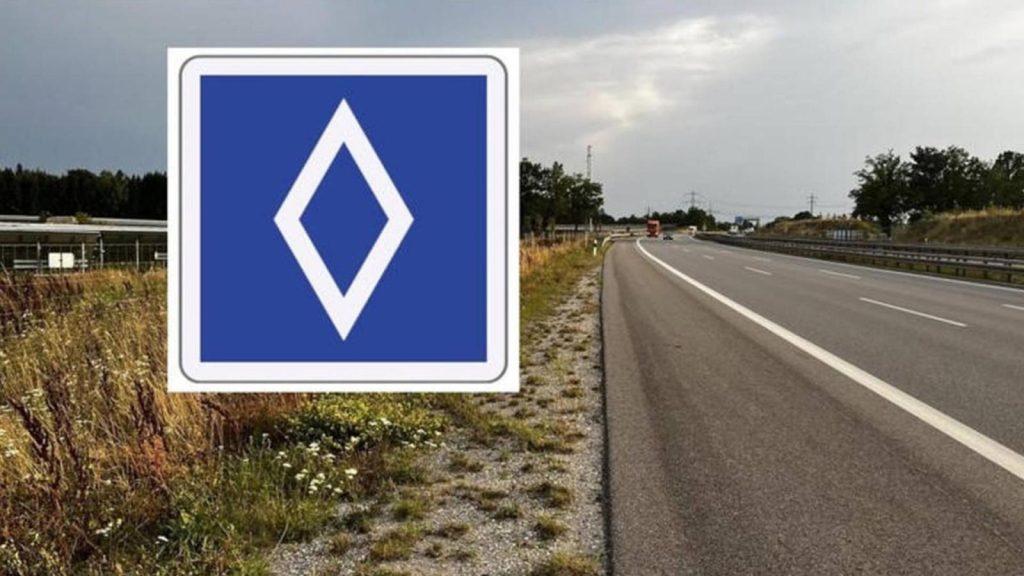 Αυτή είναι η νέα πινακίδα που «έρχεται» στους δρόμους: Τι σημαίνει (φωτο)