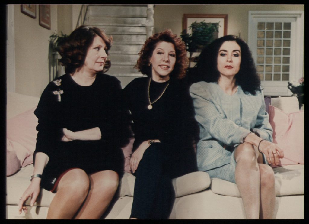 Δεν μπορούσε να σταματήσει να γελά: Αυτή είναι η σκηνή στις «Τρεις Χάριτες» που γυρίστηκε πάνω από… 30 φορές!