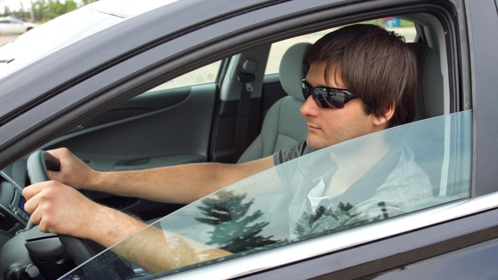 Το γνωρίζατε; – Αυτός είναι ο λόγος που δεν πρέπει να οδηγείτε με τα παράθυρα ανοιχτά