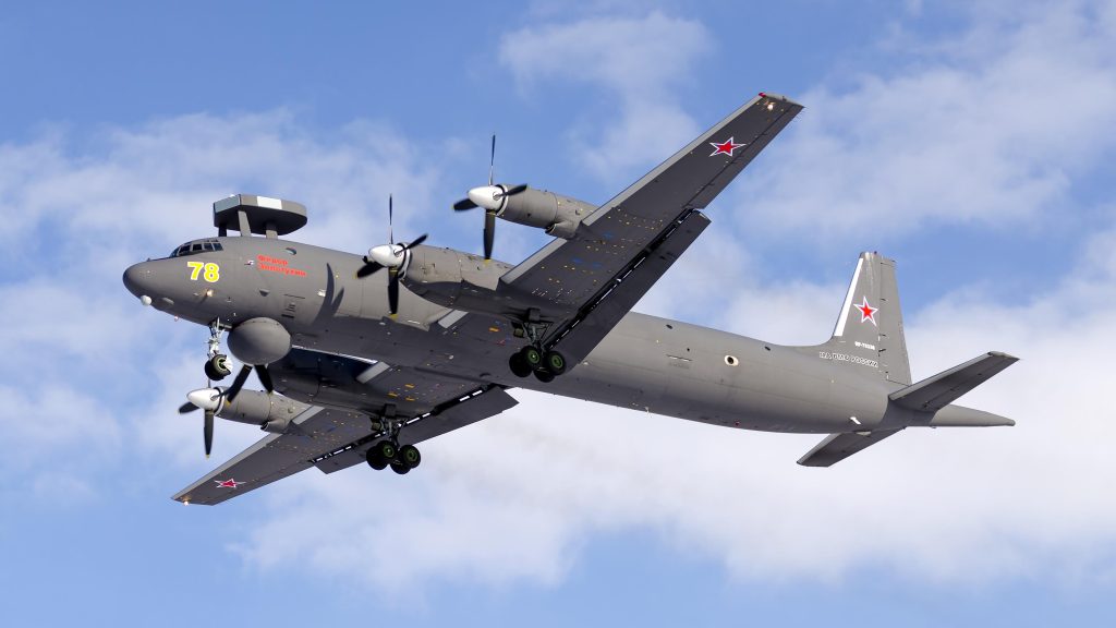 Βίντεο: Ρωσικό Ilyushin Il-38N περνά μερικά μόνο μέτρα δίπλα από το αεροπλανοφόρο USS Carl Vinson!