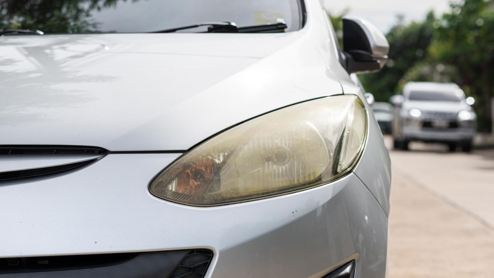 Το γνωρίζατε; – Αυτό είναι το κόλπο που ξεθαμπώνει τα φώτα του αυτοκινήτου