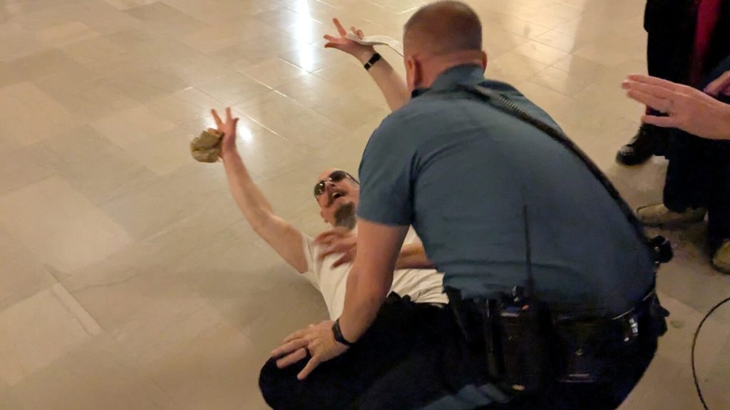 Τέξας: Συνέλαβαν αρχηγό σατανιστικής οργάνωσης – «Ο Ιησούς Χριστός είναι ο Θεός μας», του φώναζαν (βίντεο)