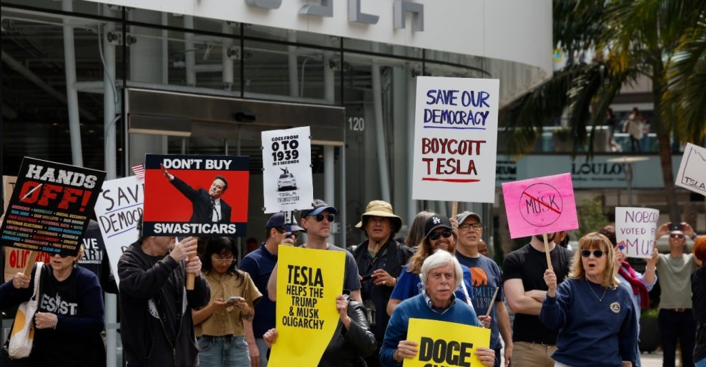 Μερικές δεκάδες διαδήλωσαν κατά του Ε.Μασκ έξω από τις αντιπροσωπείες της TESLA