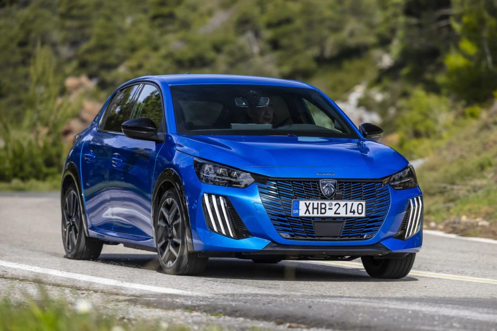 Αύξηση αυτονομίας για τα Peugeot e-208 και Opel Corsa Electric