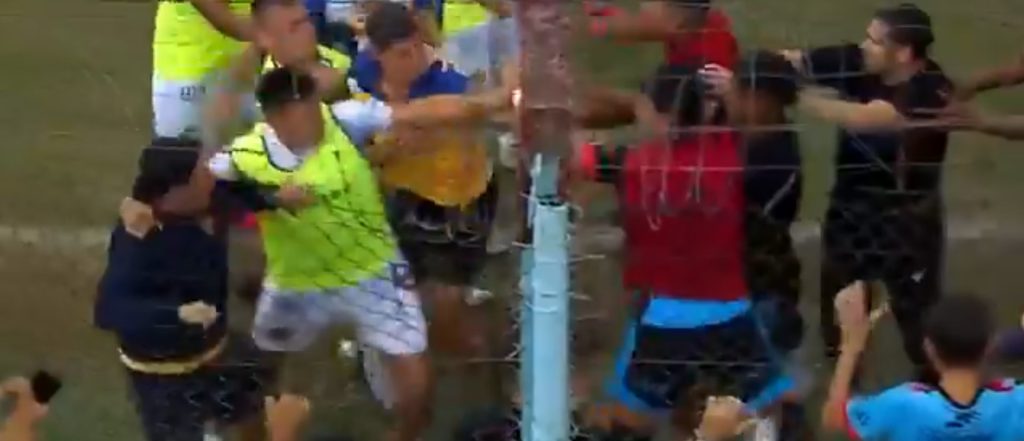 Επεισοδιακό φινάλε σε αγώνα στην Αργεντινή: Τραυματιοφορέας πέταξε κάτω παίκτη – Ξέσπασαν επεισόδια (βίντεο)
