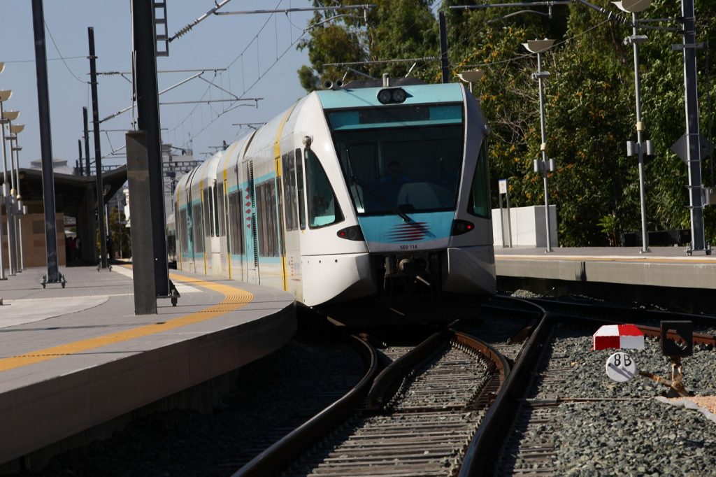 Προαστιακός: Aυτοκίνητο έπεσε πάνω σε μπάρα του ΟΣΕ – Διακοπή δρομολογίων