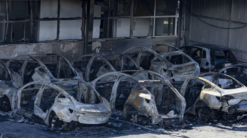 Στις φλόγες τυλίχθηκε αντιπροσωπεία των Tesla στη Ρώμη – Καταστράφηκαν 17 οχήματα
