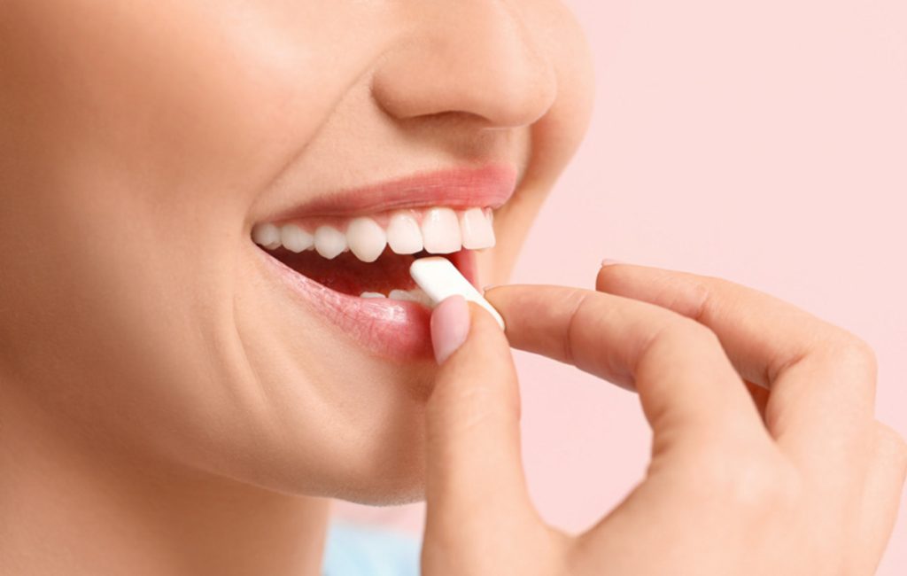 Οι τσίχλες απελευθερώνουν σημαντικές ποσότητες σωματιδίων μικροπλαστικών στο σάλιο – Τι έδειξε έρευνα