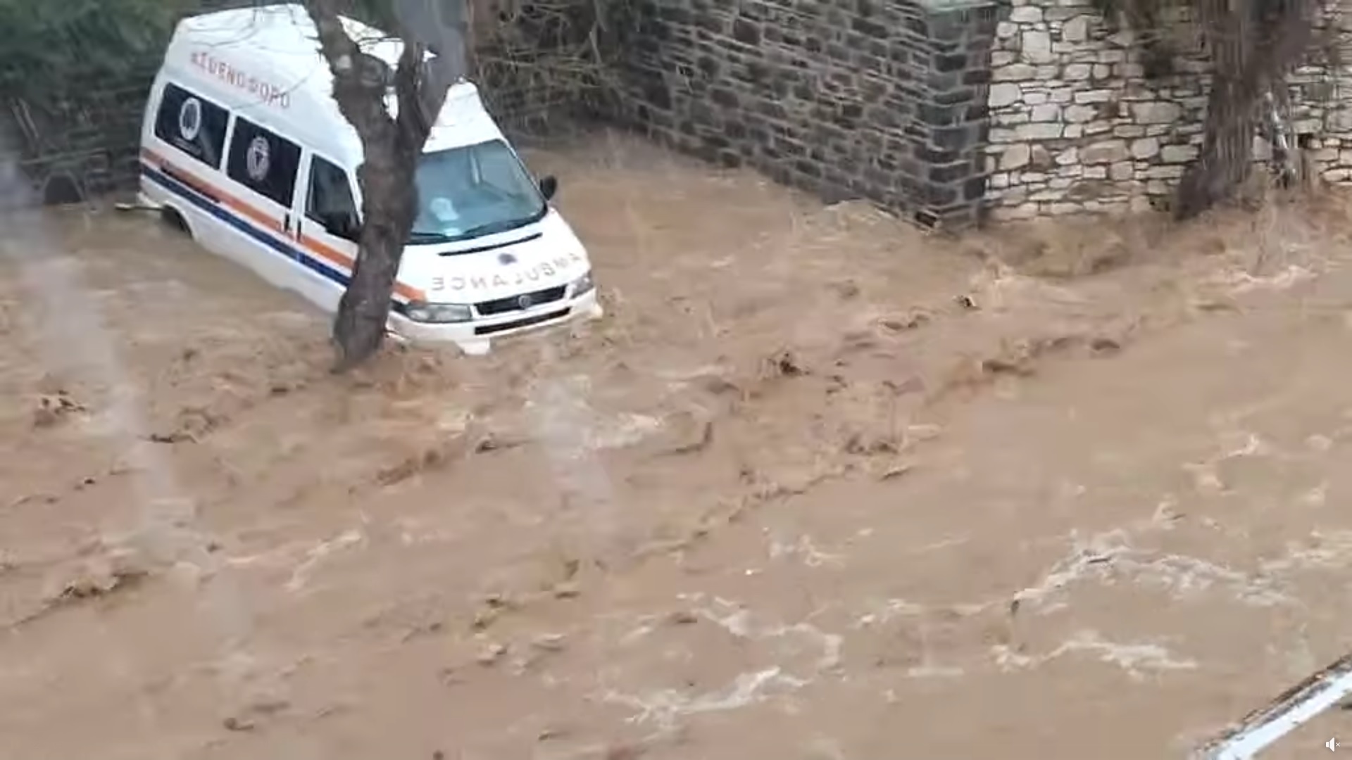 «Πνίγηκε» και η Μύκονος – Δείτε βίντεο με τους πλημμυρισμένους δρόμους