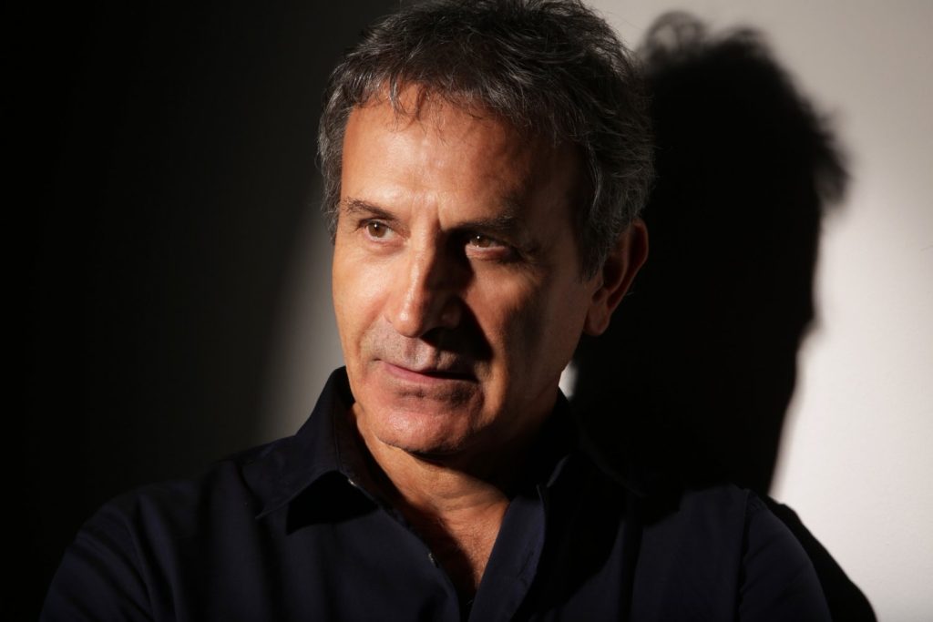 Γ.Νταλάρας: «Ο πατέρας μου ήταν πάντα απών… Είναι ένα τραύμα που με συνοδεύει ακόμη»