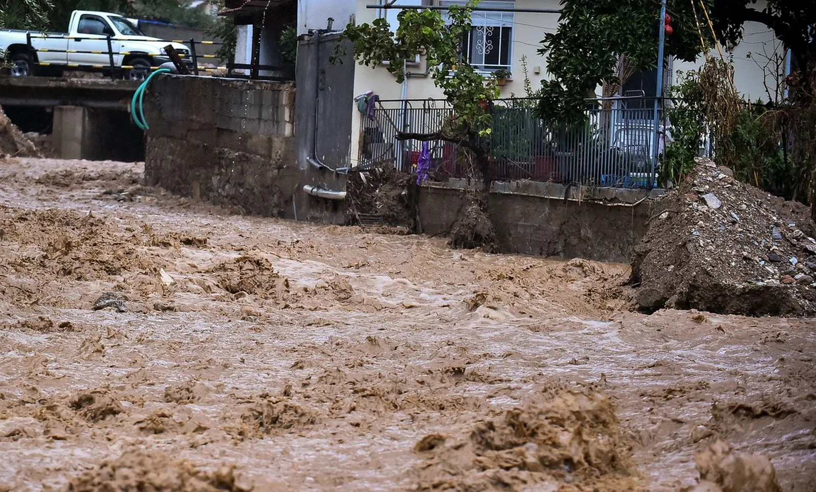 Οι διπλές βροχές στην Μύκονο από την Πάρο αλλά πενταπλές πλημμύρες και καταστροφές στην Πάρο! – Ποιος φταίει;