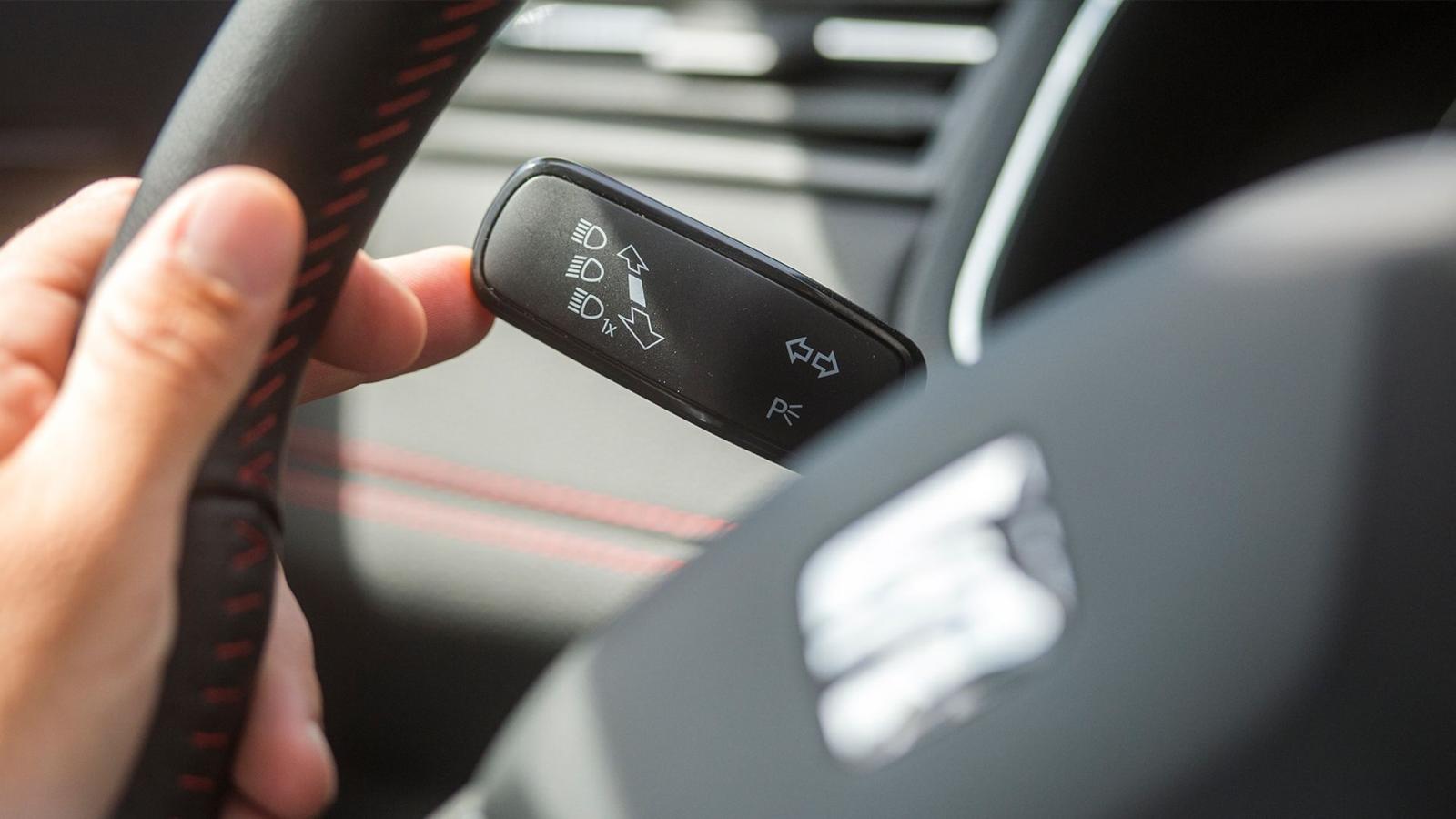 Το γνωρίζατε; – H «κρυφή» λειτουργία του διακόπτη των φλας στο αυτοκίνητο: Πότε χρησιμοποιείται