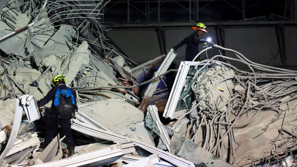 Μιανμάρ: Δύο κορίτσια 13 και 16 ετών κατέγραψαν σε βίντεο τις στιγμές που έζησαν κάτω από τα συντρίμμια κτηρίου