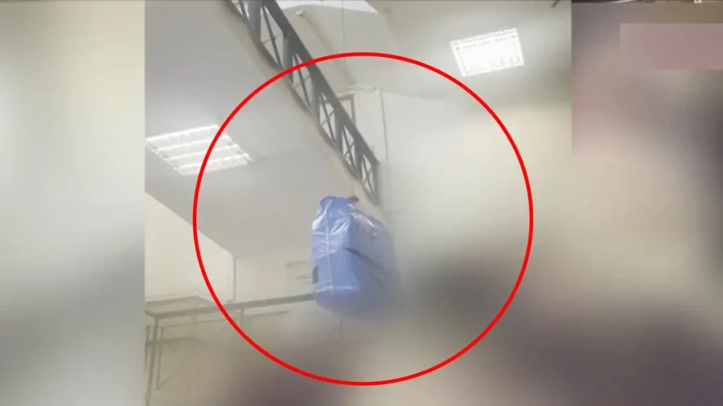 Δικαστήρια Ευελπίδων: Μετέφεραν δικαστικά έγγραφα με ιμάντες μέσα σε μπλε σακούλες – Τι καταγγέλλουν πολίτες 