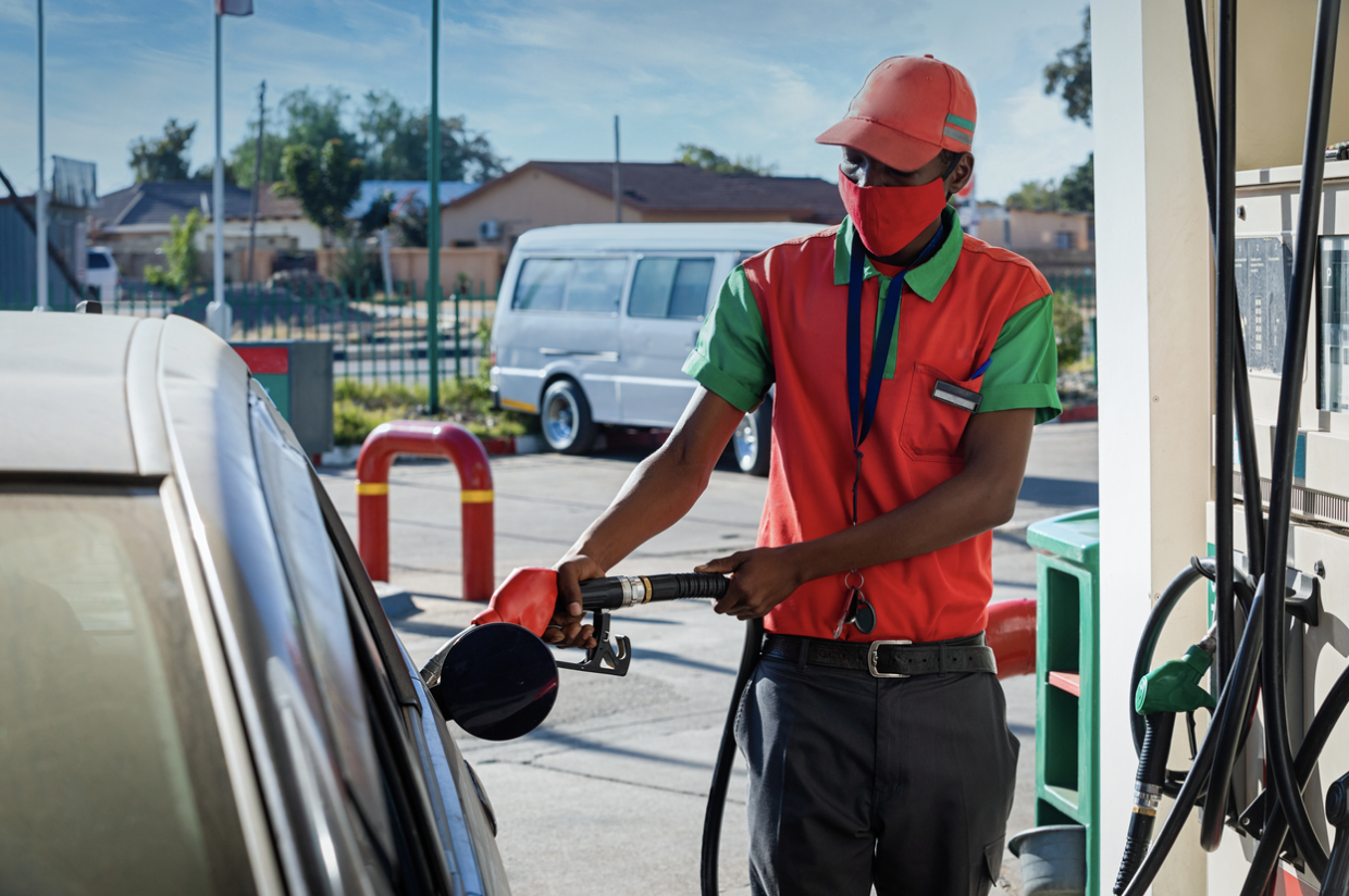 Βίντεο: Του επιτέθηκαν σε βενζινάδικο και αυτός τους «έλουσε» με βενζίνη!