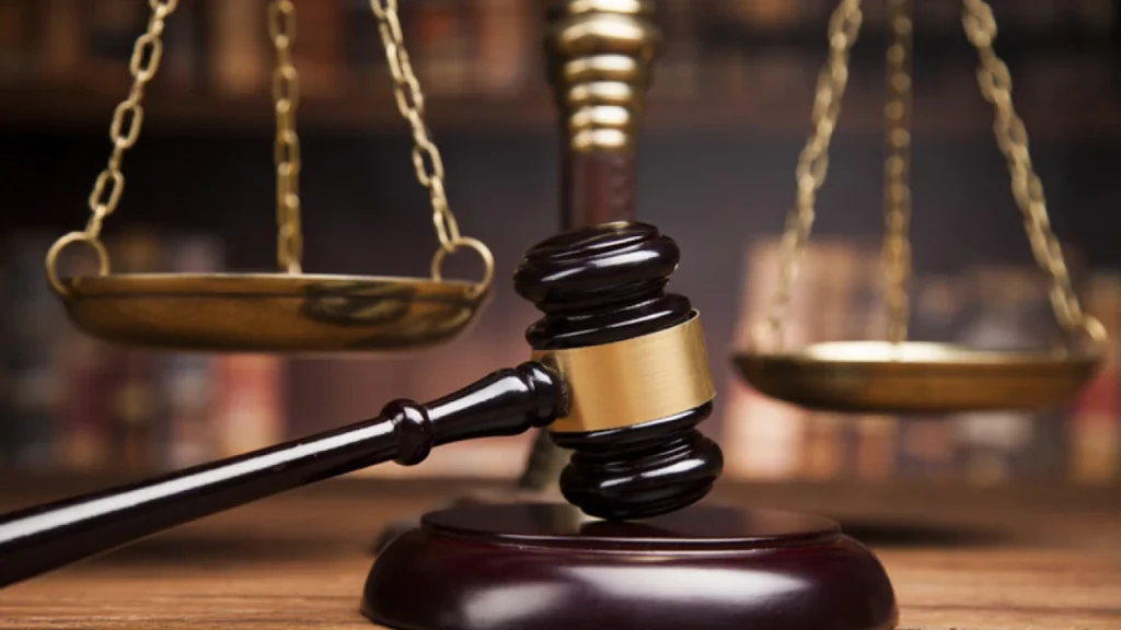 Επεισοδιακή δίκη στον Βόλο: 41χρονος εκτός εαυτού «εκτόξευε» παντόφλες και βωμολοχίες σε ιερείς