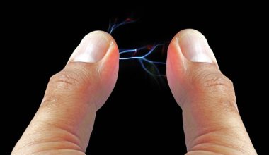 Έχετε αναρωτηθεί ποτέ; – Για ποιο λόγο κάποιοι άνθρωποι μεταδίδουν «ηλεκτρισμό» στους άλλους;