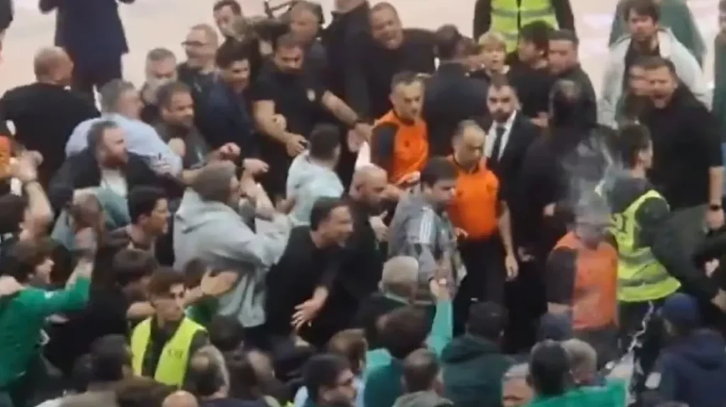 Πρόστιμο 5000 ευρώ στην ΚΑΕ Παναθηναϊκός για τα νερά που πέταξαν οι οπαδοί του στους διαιτητές μετά την ήττα από τη